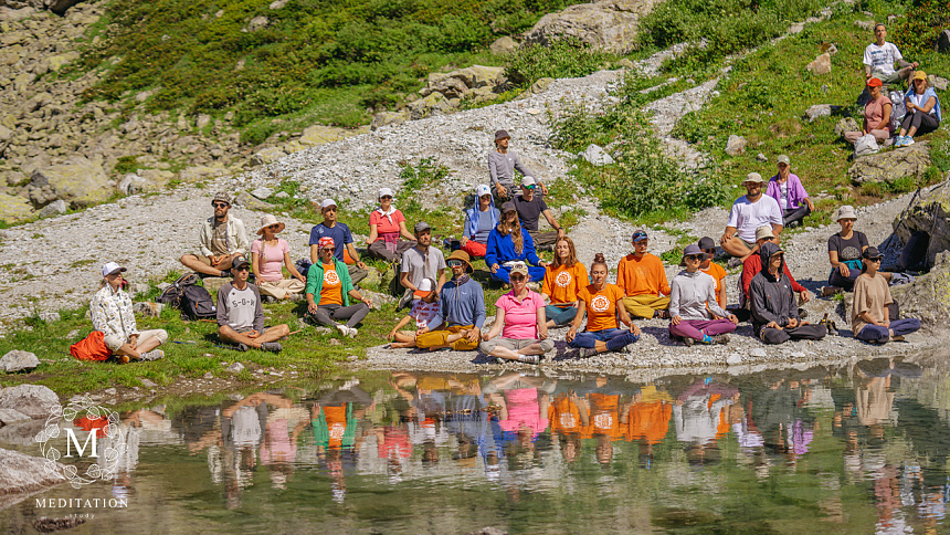 медитация у озера в горах фото