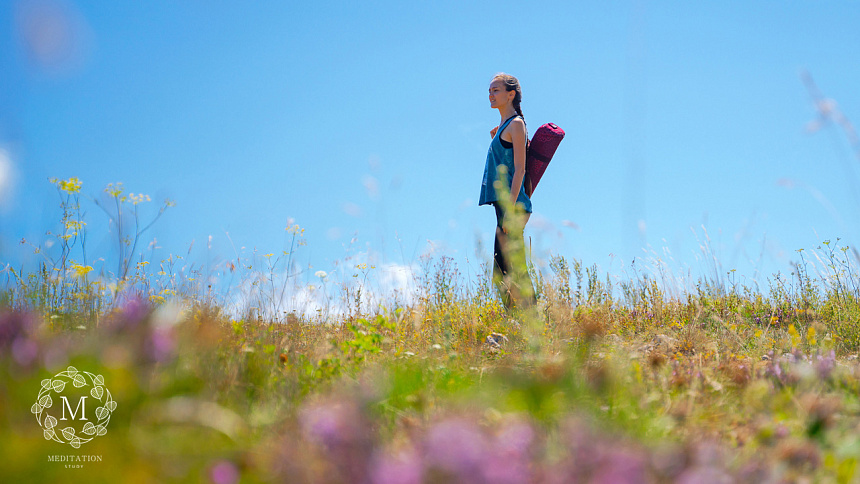 девушка в горах фото