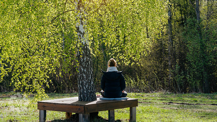Девушка медитирует под деревом фото