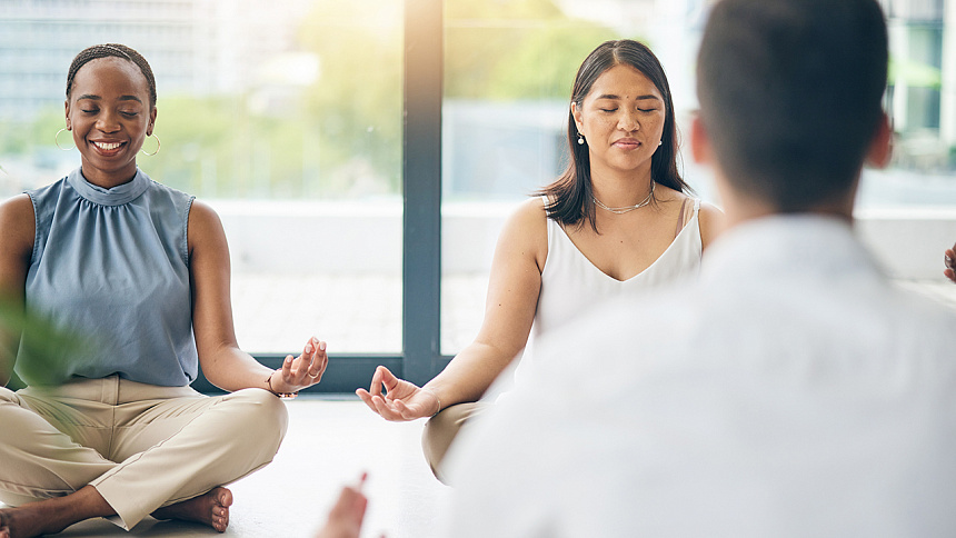 сотрудники медитируют в офисе фото