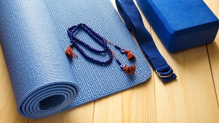 Прежде чем перейти к выполнению Сукхасаны, подготовьте инвентарь, необходимый для правильной отстройки положения фото