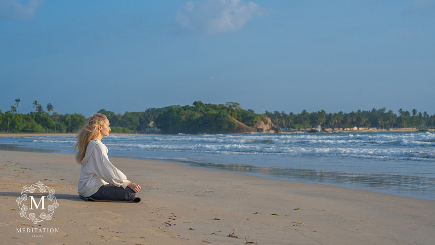 медитация у океана фото