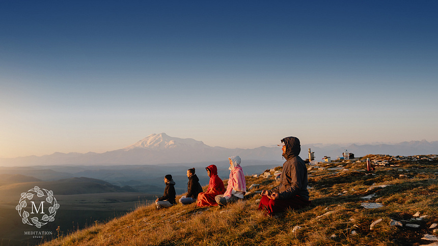 медитация в горах фото