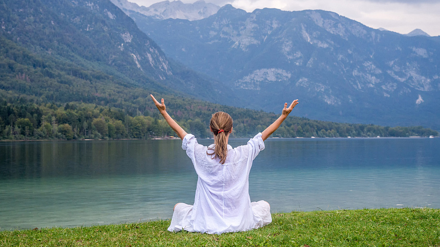 Девушка сидит у подножия гор фото