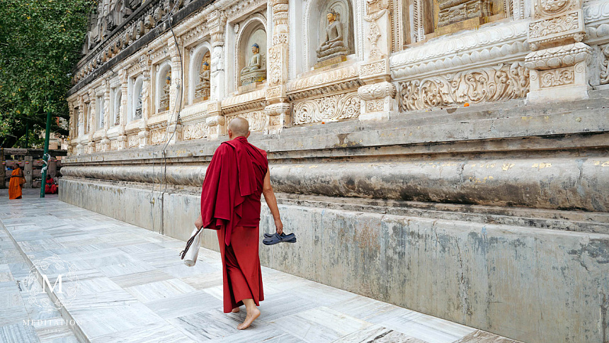 монах уходит