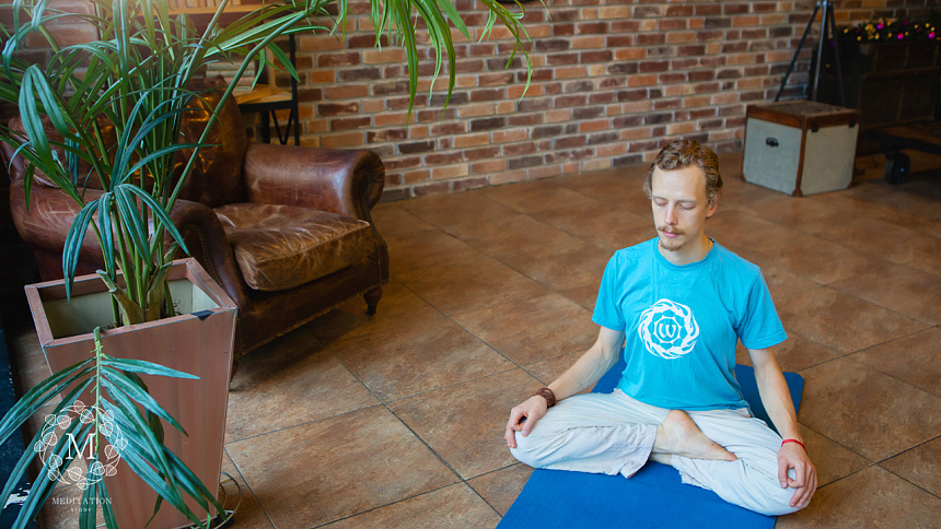 Медитация со скрещенными ногами фото