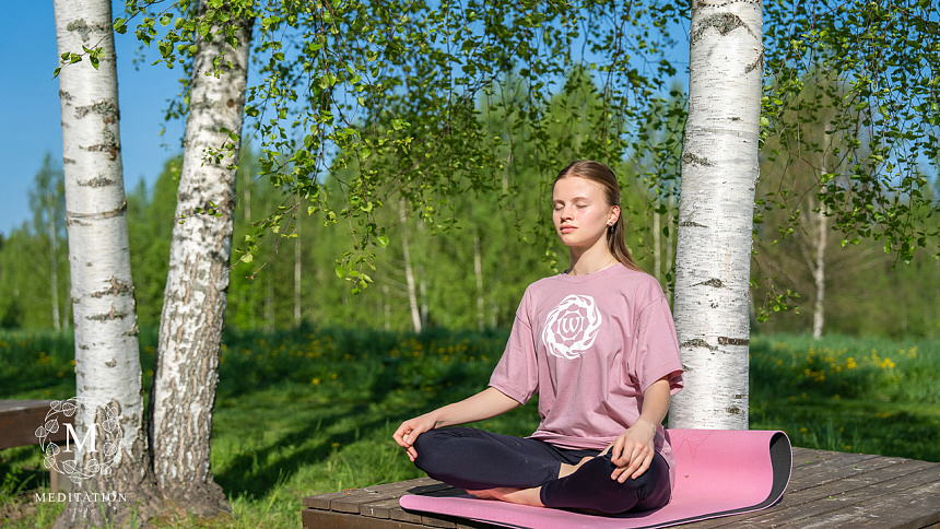 медитация под деревом фото