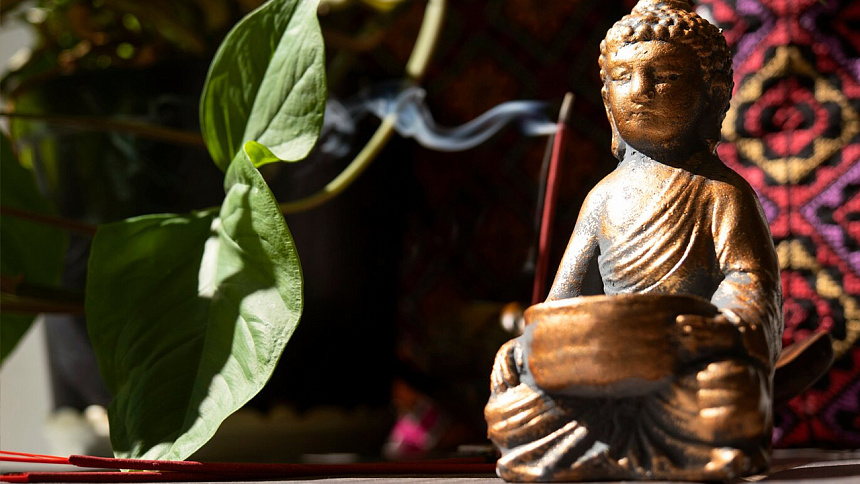 Статуэтка Будды с благовонией фото
