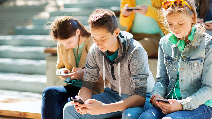 дети в телефонах фото