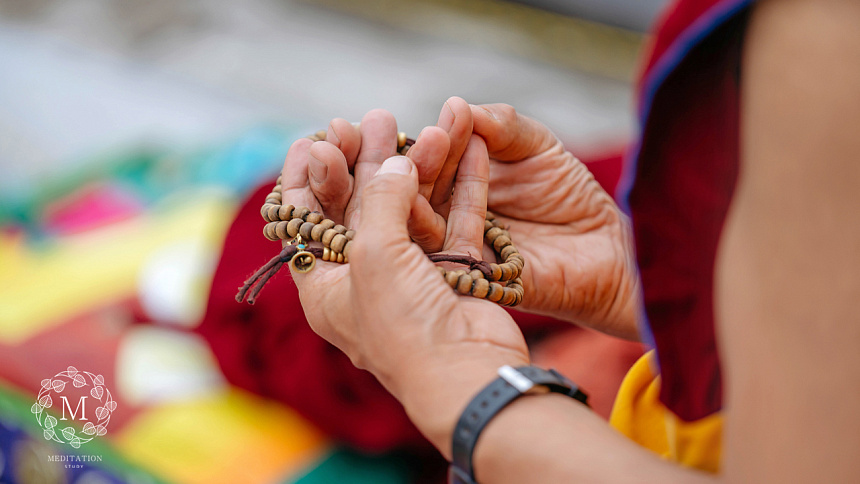 Руки монаха в мудре с четками фото