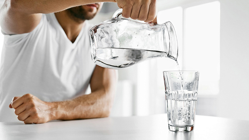 мужчина наливает воду