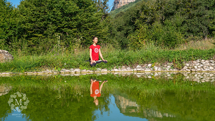 медитация у озера фото