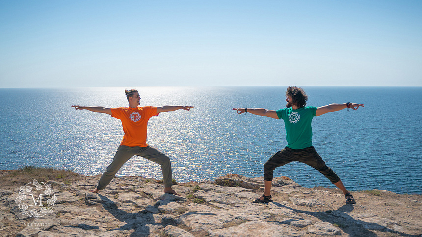 Антон Чудин, море, вирабхадрасана