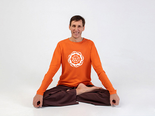 Поза полулотоса: пошаговая техника выполнения  и польза для медитации