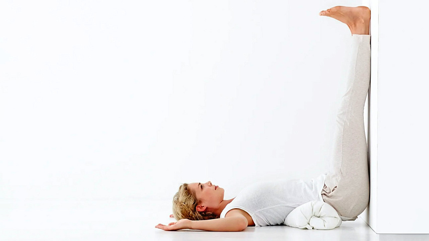 Випарита Карани мудра у стены фото