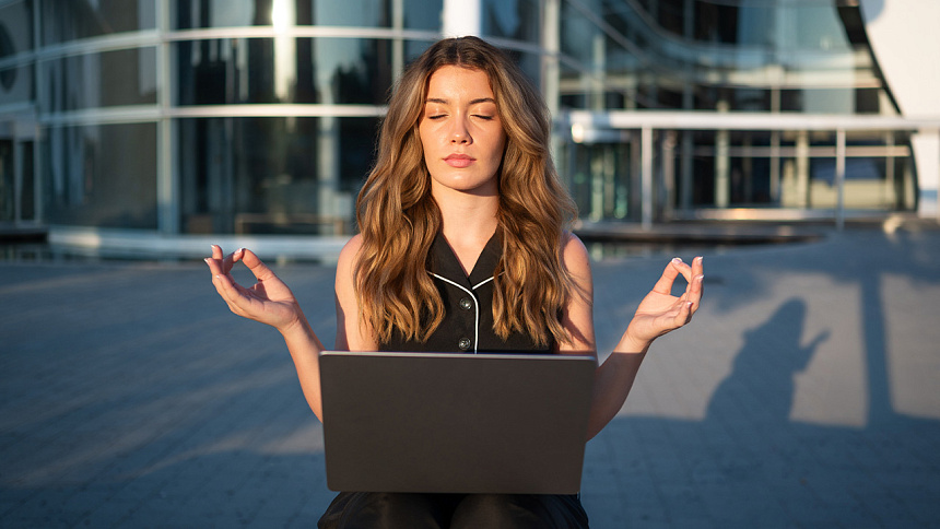 девушка медитирует фото