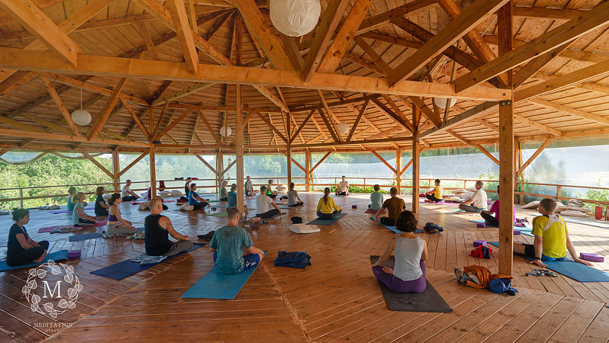 кхечари-мудра на занятиях фото