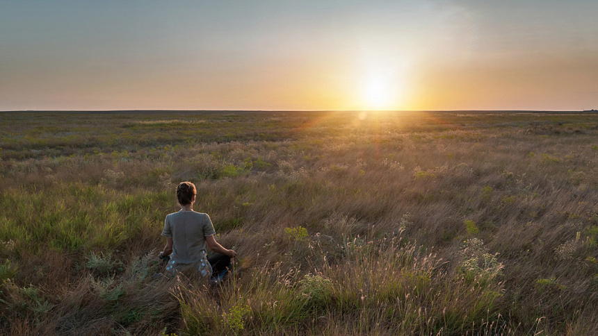 солнце, девушка в поле
