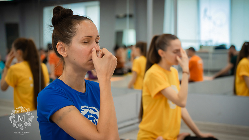 девушки занимаются пранаямой фото