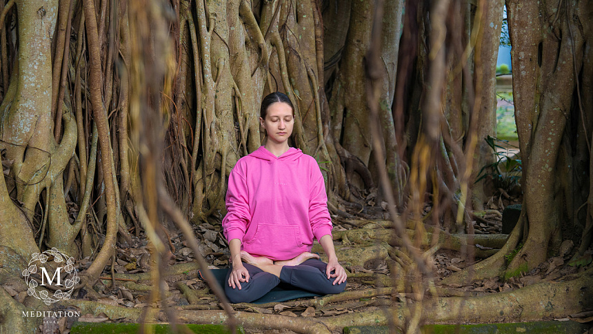 девушка медитирует