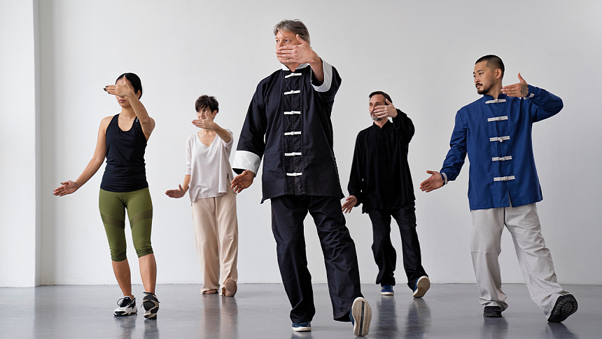 Люди занимаются практикой цигун фото