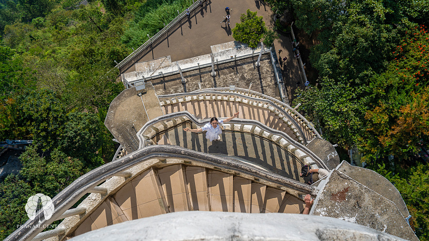 девушка на лестнице фото