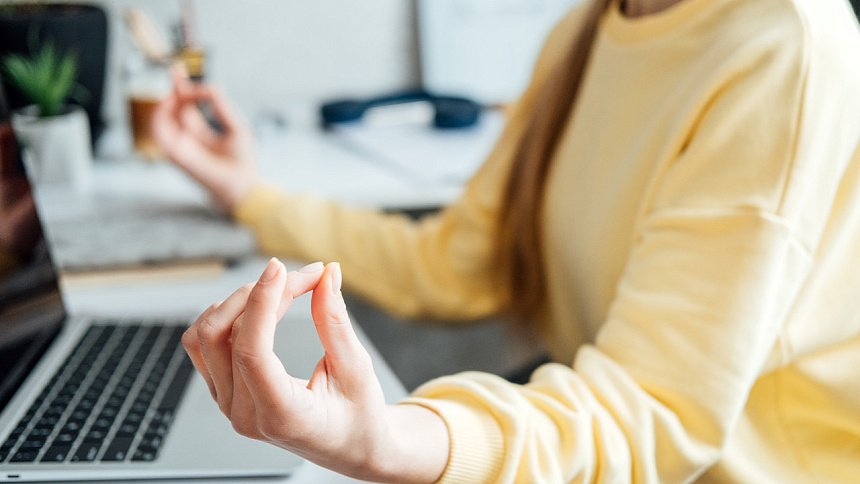 девушка медитирует фото