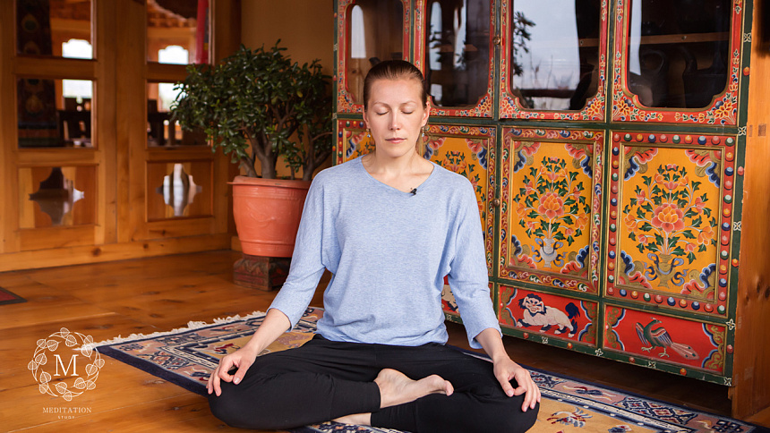 девушка в медитации фото