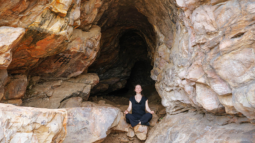 девушка медитирует фото