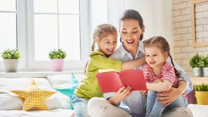 мама читает книгу детям фото