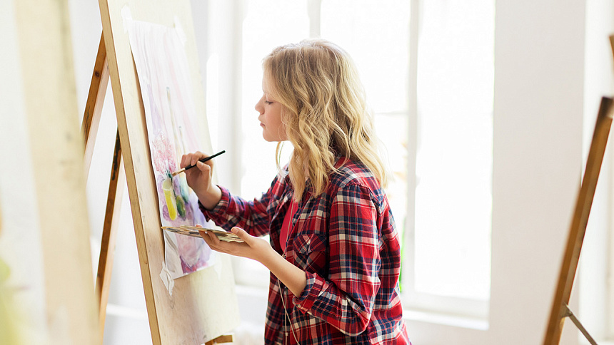 девушка рисует картину фото