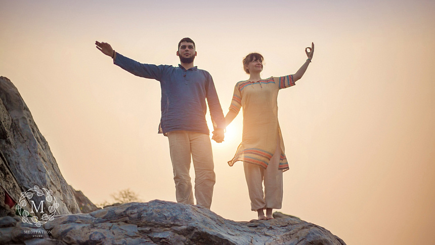 Мужчина и женщина на горе фото