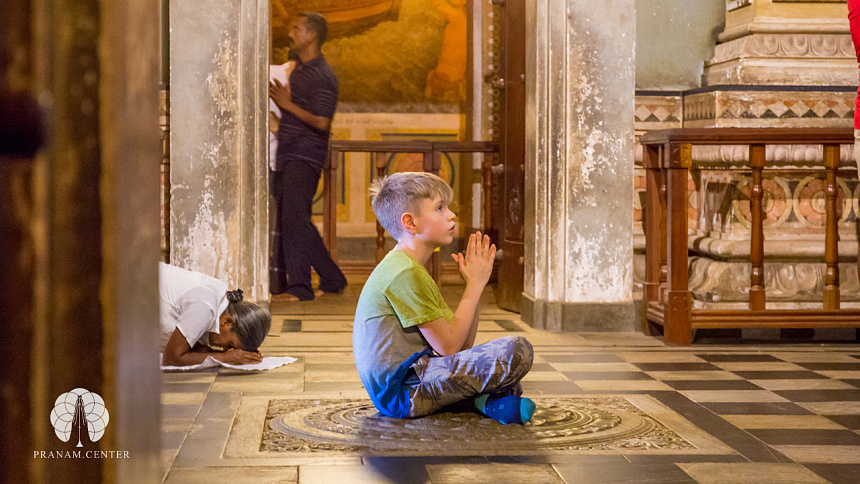 ребенок медитирует фото