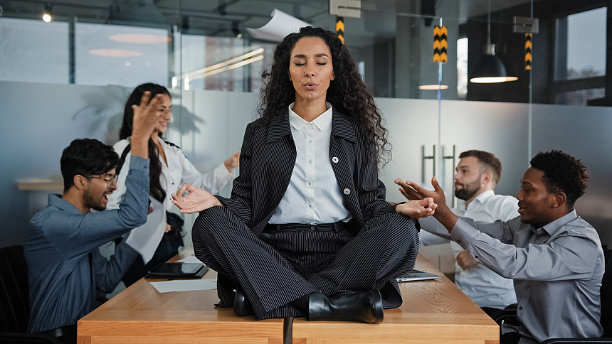 медитация на столе в офисе