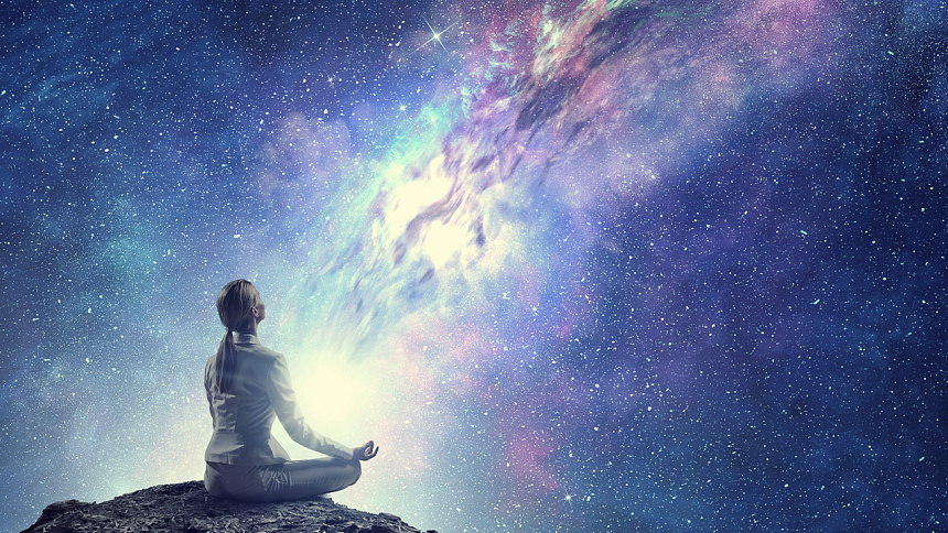 девушка медитирует