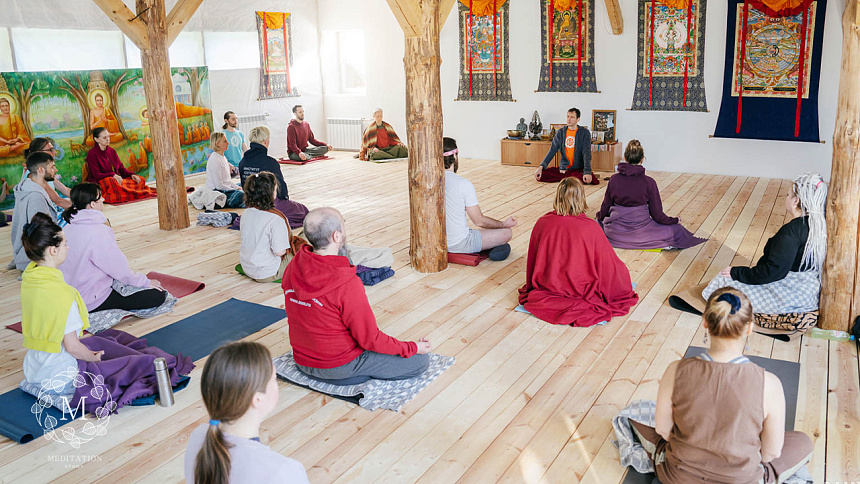 медитация на ретрите фото