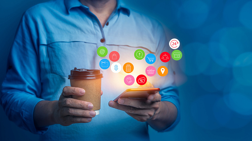 телефон в руке фото