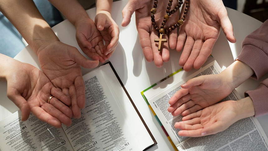 Рука людей направлены ладонями верх фото