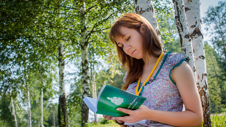 девушка читает книгу фото