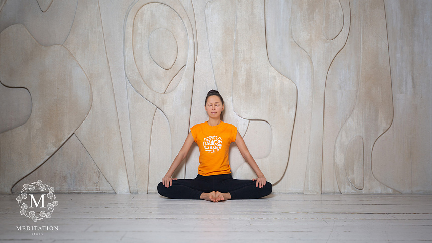 девушка медитирует фото