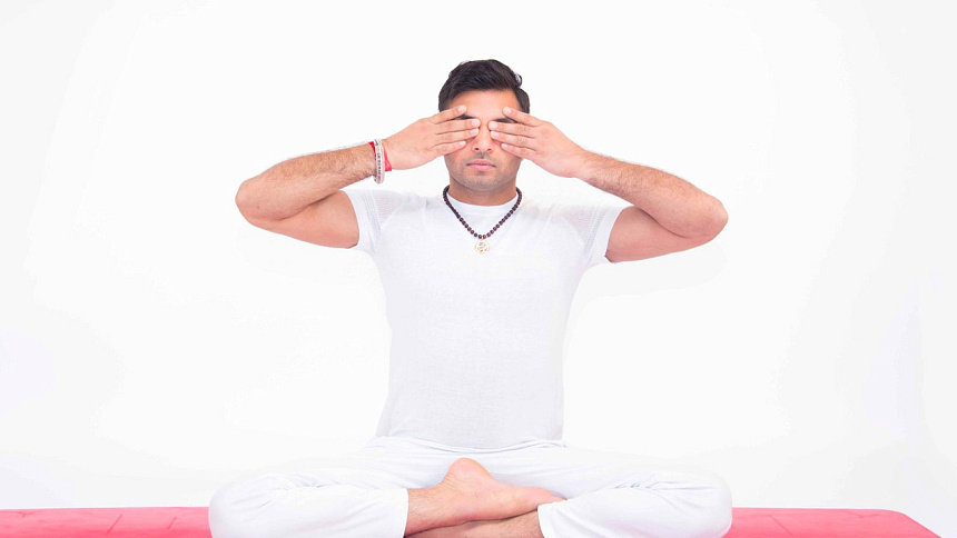 мужчина выполняет брамари (бхрамари) - пранаяму фото