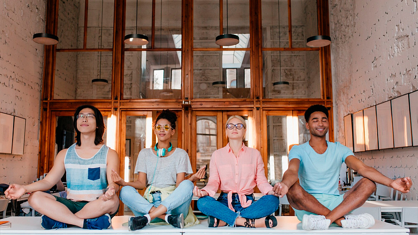 Медитируют люди разных национальностей фото