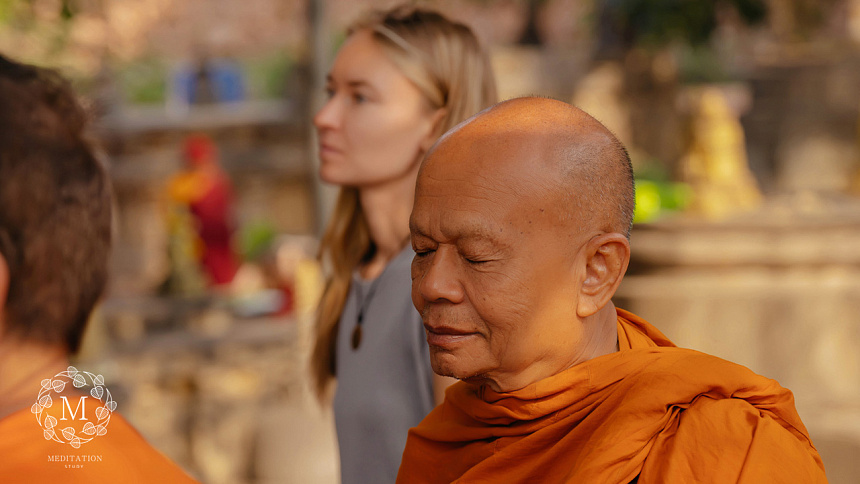 Монах медитирует фото