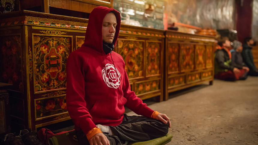 мужчина медитирует