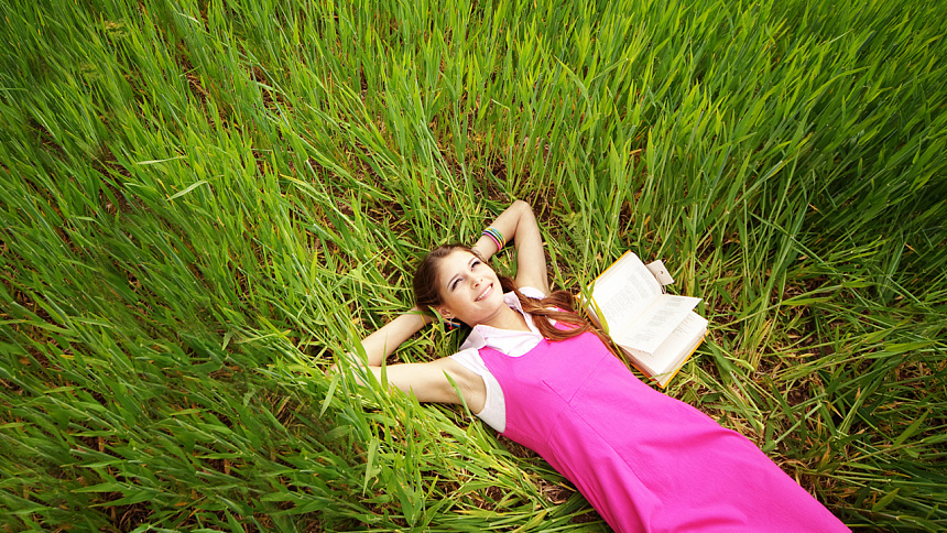 девушка лежит в траве фото