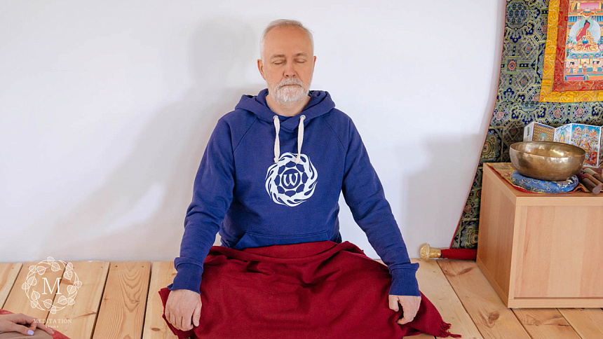 мужчина медитирует фото