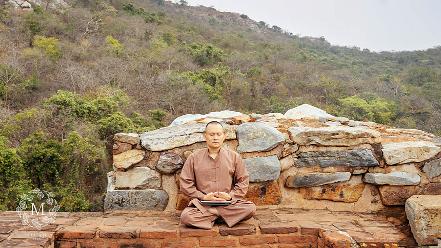 монах медитирует фото