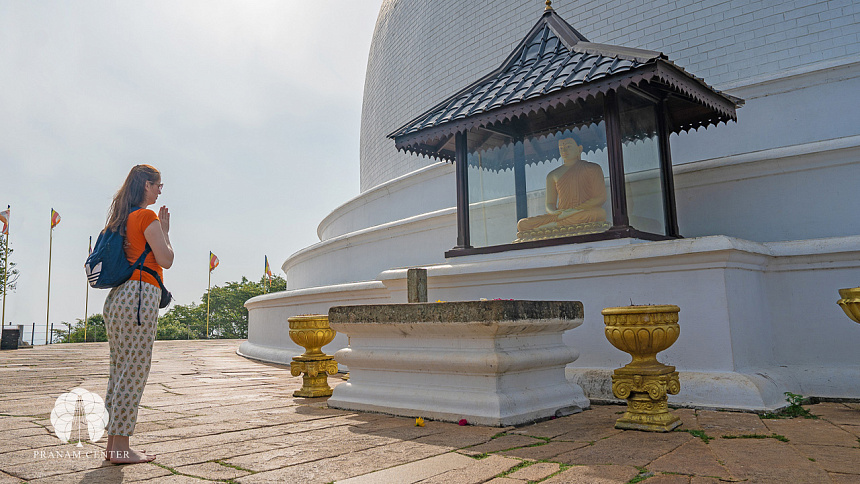 девушка у Будды