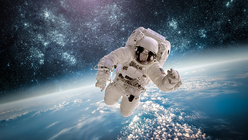 космонавт в космосе фото