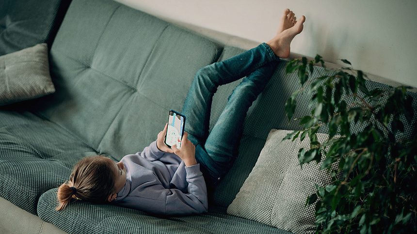 лежать на диване фото